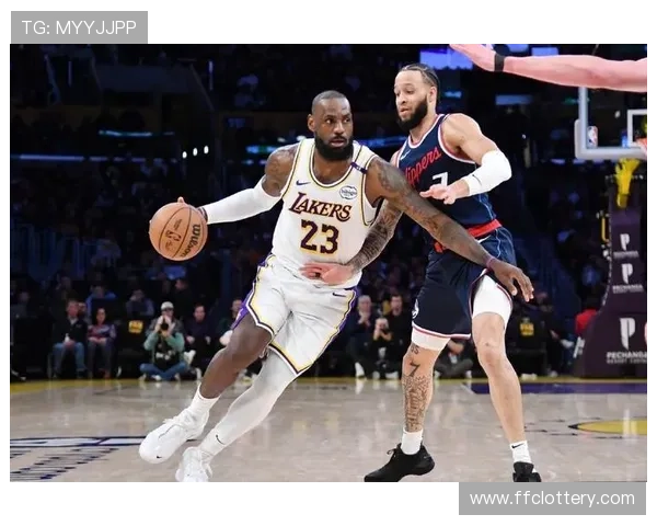 詹姆斯突破上篮达成50000分里程碑，瞬间点燃主场氛围