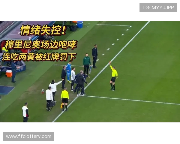 穆里尼奥因不满判罚被红牌驱逐，次回合无法在场边指挥